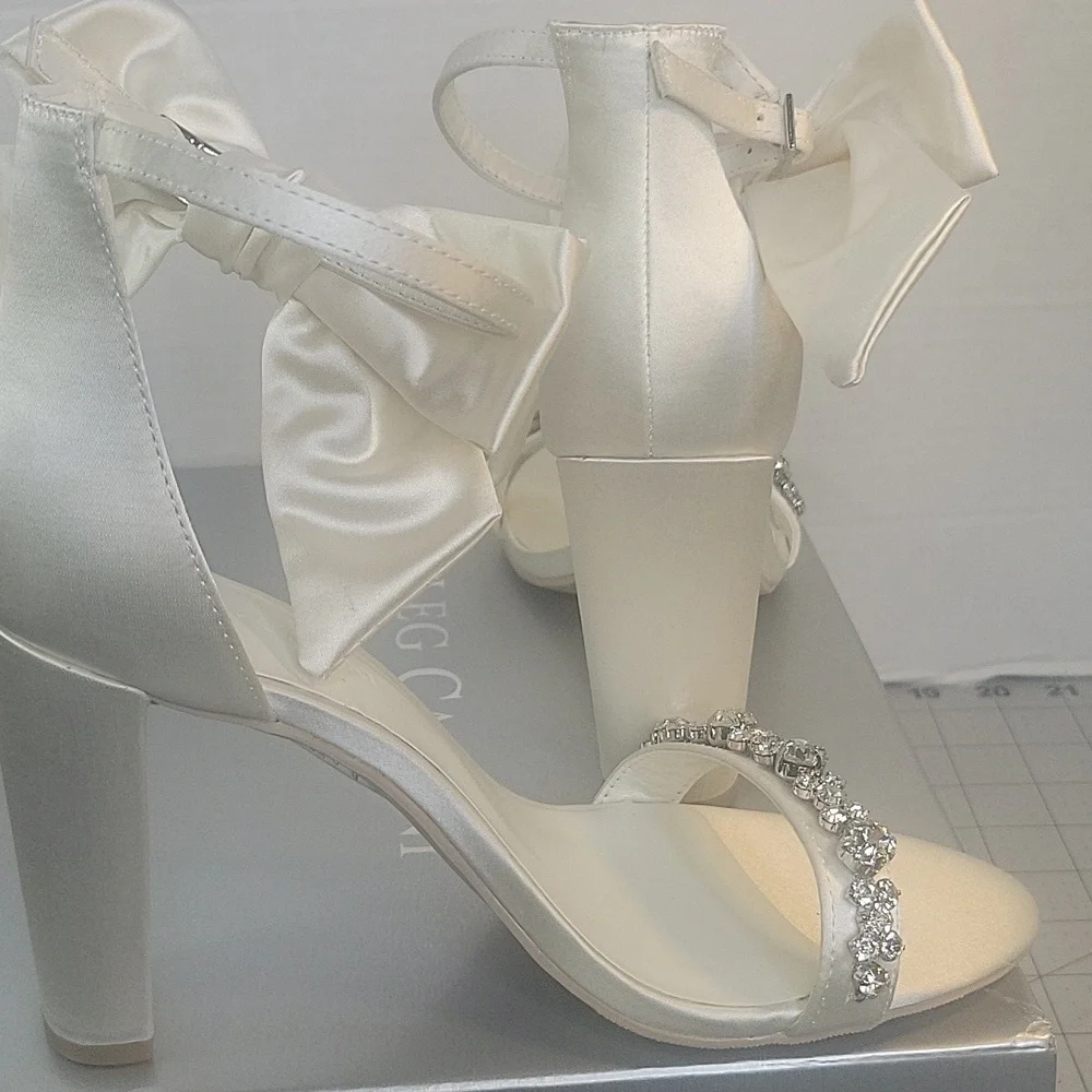 g Cassini Melania Ivory Bridal Heel Rhinestone Bow‎ Size 6 NWT
